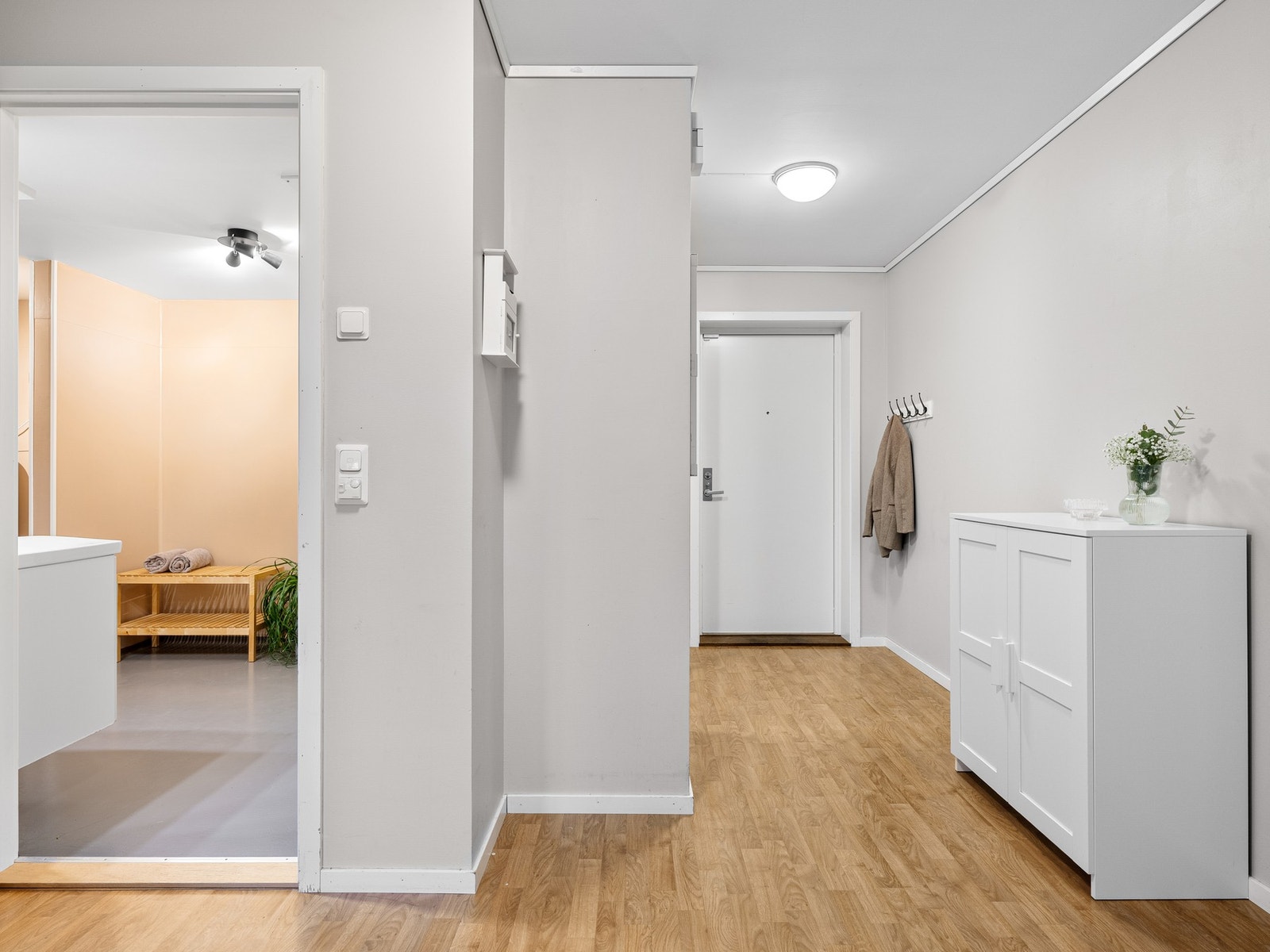 ntreen som venter innenfor gir et godt førsteinntrykk. Her har man laminat på gulv og malt veggflater. Her har man plass til å henge fra seg både yttertøy og sko. Galleribilde