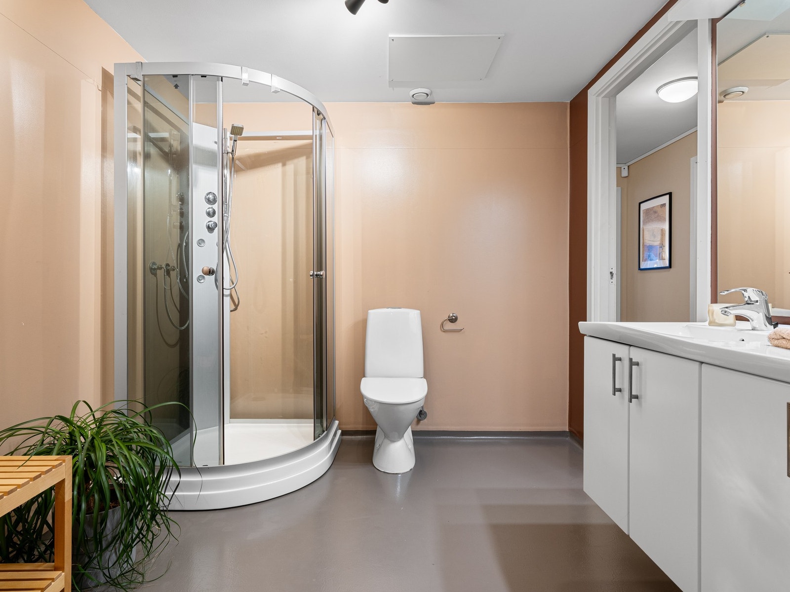 Badet har belegg på gulv med gulvvarme, mens veggene består av en kombinasjon av våtromstapet og belegg. Galleribilde