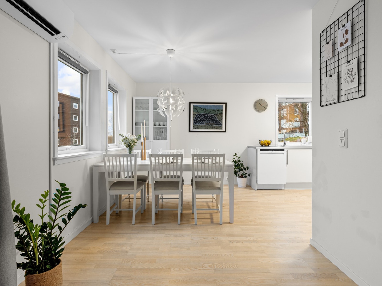 Oppvarming via luft til luft varmepumpe montert på vegg i stue/kjøkken i 2023. Galleribilde