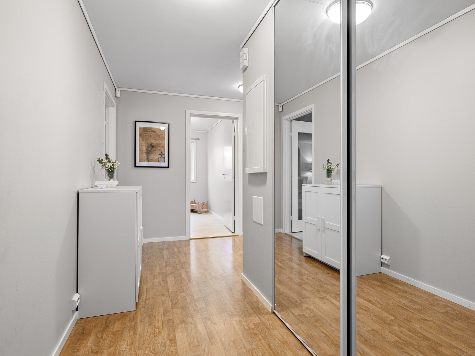 Ved entreen har man også en praktisk skyvedørsgarderobe med speil fronter hvor man har gode oppbevaringsmuligheter og som gjør mye med romfølelsen. Galleribilde