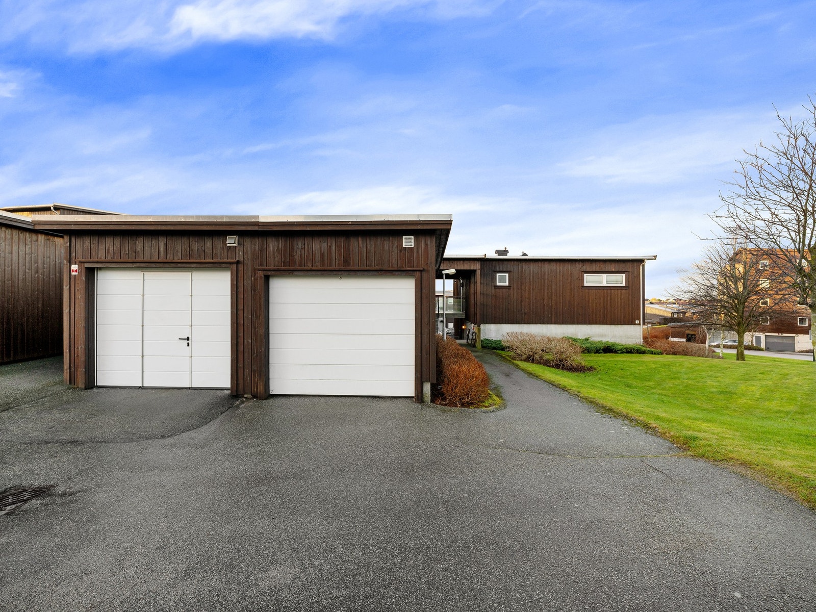 Leiligheten har parkering i garasje. Galleribilde