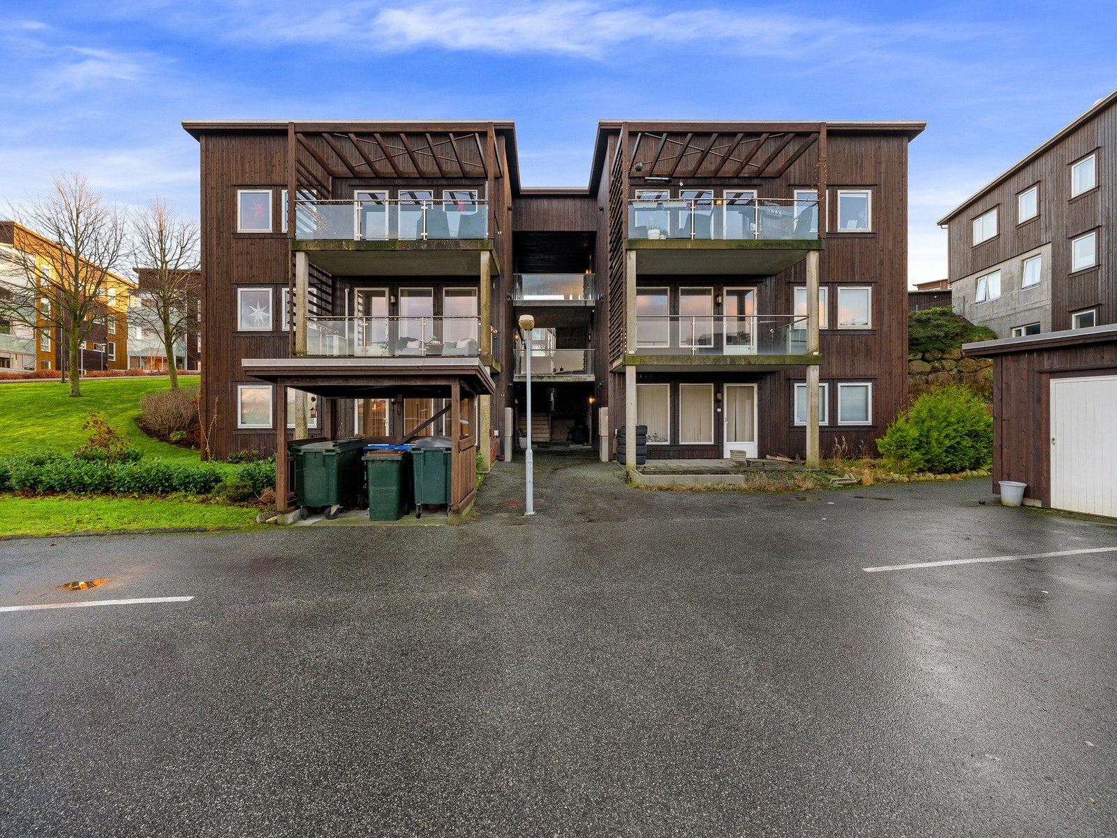 Leiligheten ligger i byggets 2. etasje . Galleribilde