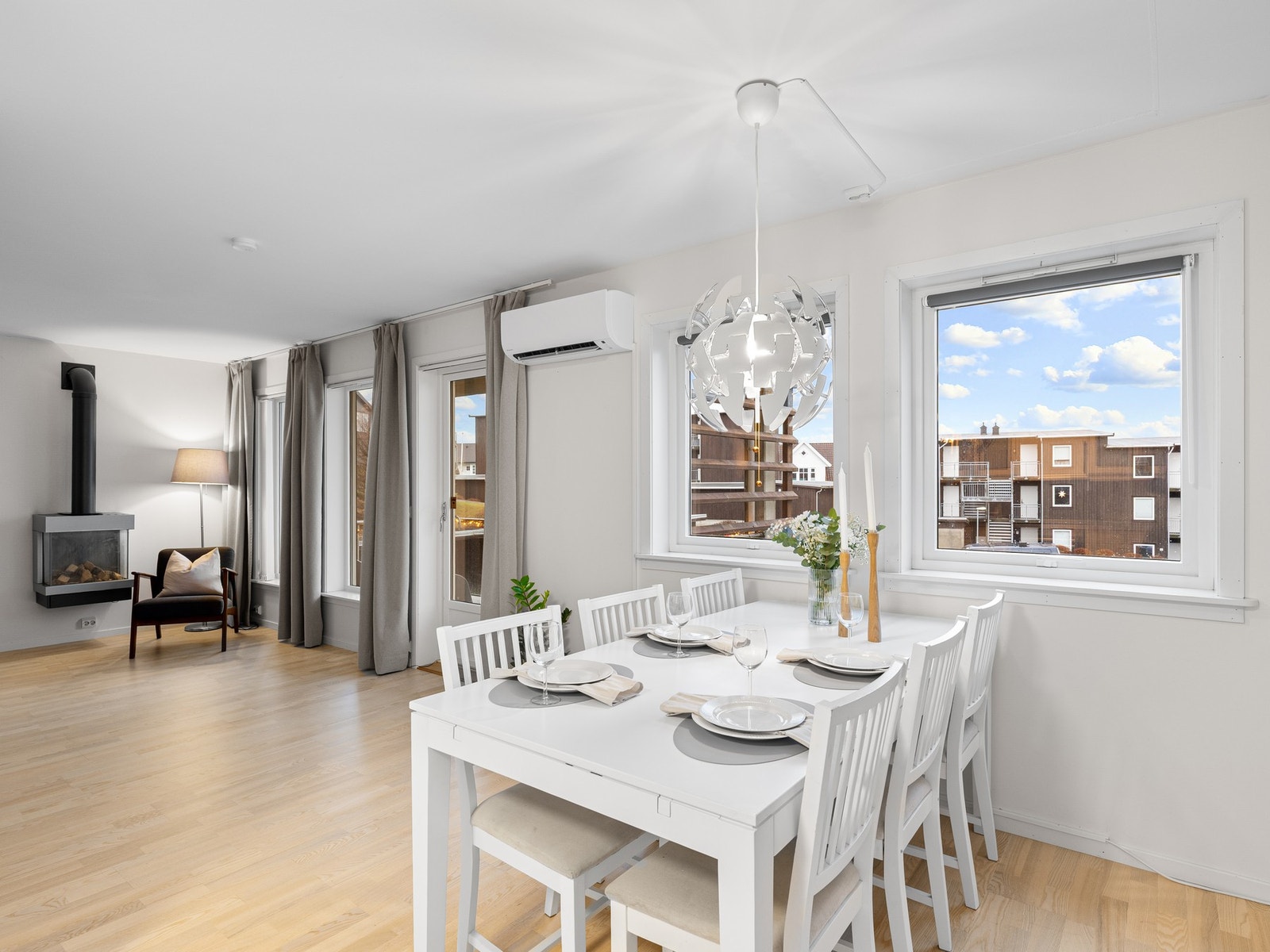 Rommet gir mulighet for å møblere sofagruppe med TV-seksjon og spisebord. Galleribilde