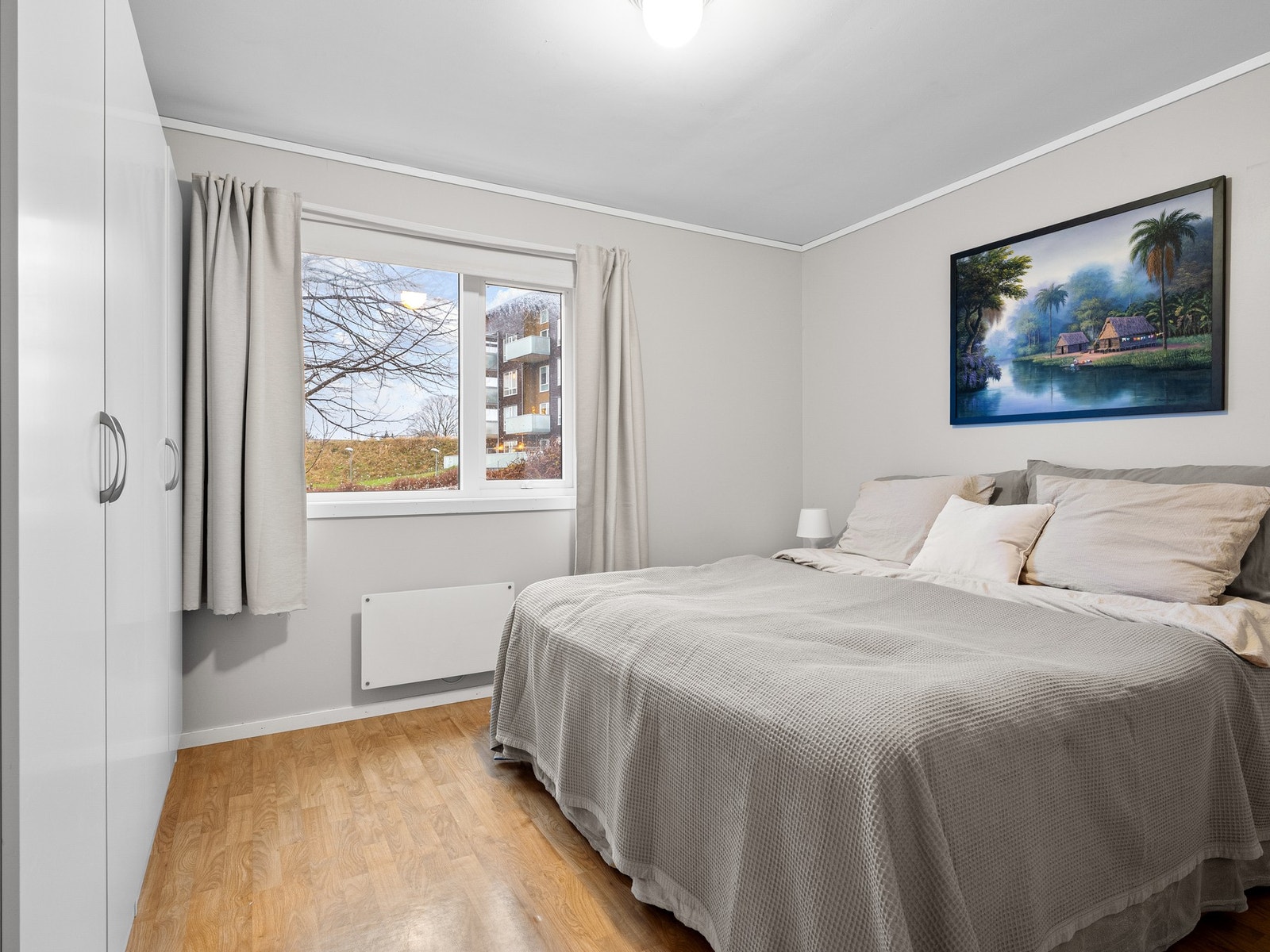 Her er det også plass til en praktisk garderobeløsning som sørger for godt med oppbevaringsplass. Galleribilde