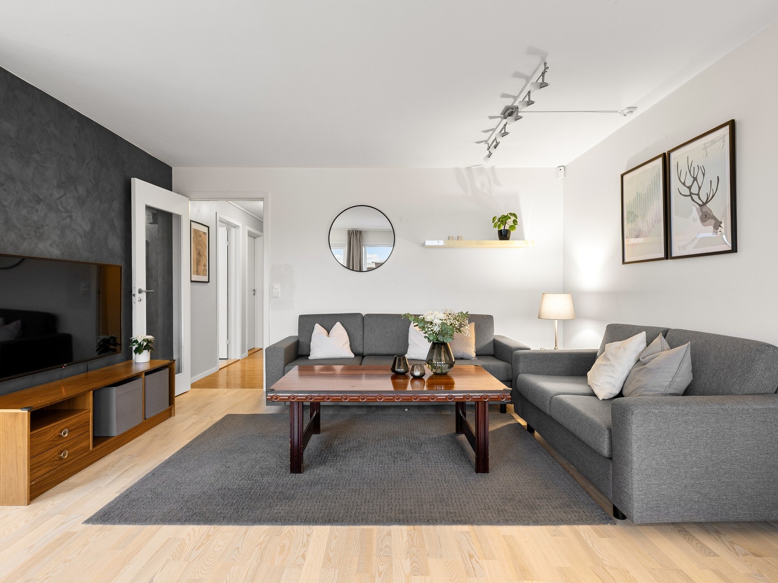 Denne løsningen gir stor fleksibilitet når det kommer til møblering, og rommet kan enkelt tilpasses ulike behov. Galleribilde