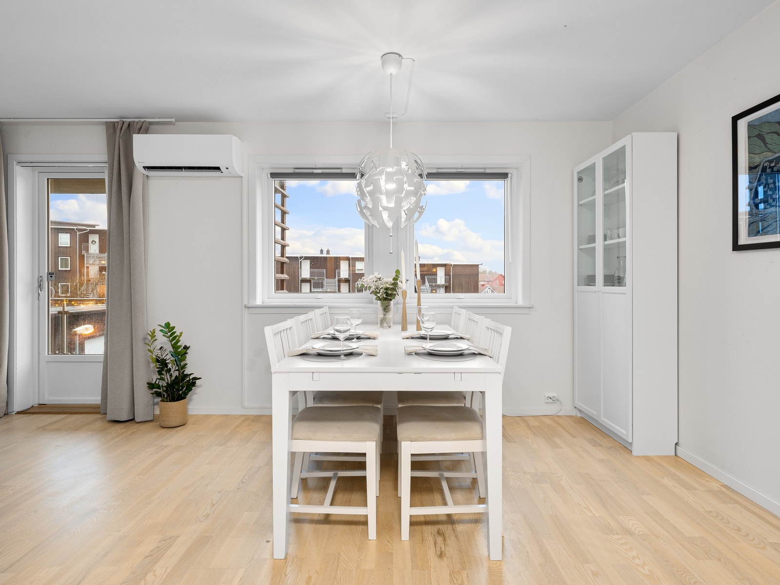 I forlengelse av kjøkkenet har man god plass til spisebord. Galleribilde