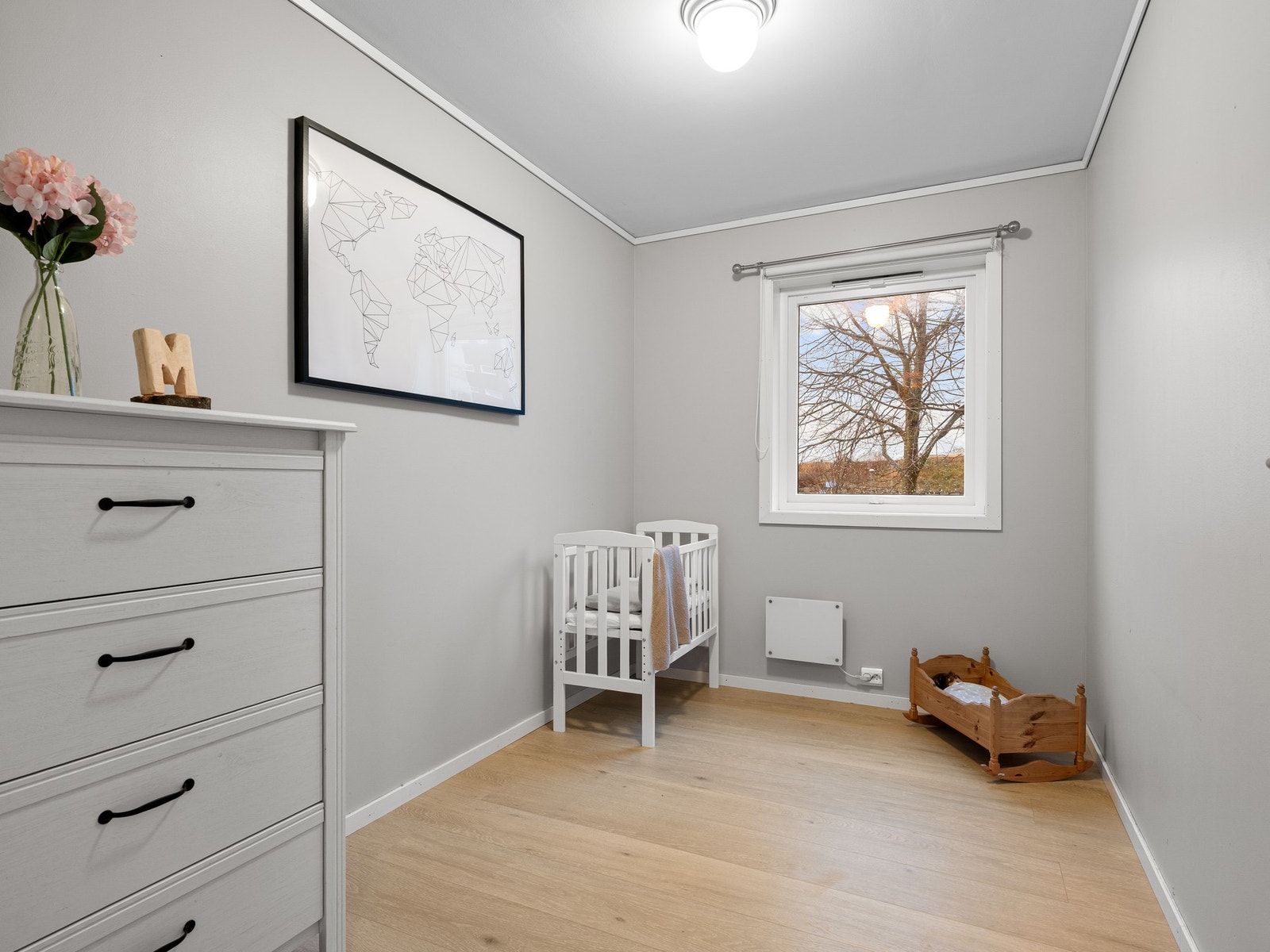 Det andre soverommet har en fleksibel utforming og passer ypperlig som barnerom, gjesterom eller hjemmekontor alt etter behov. Med nøytrale overflater, er alle rommene lette å møblere og tilpasse etter egne ønsker. Galleribilde