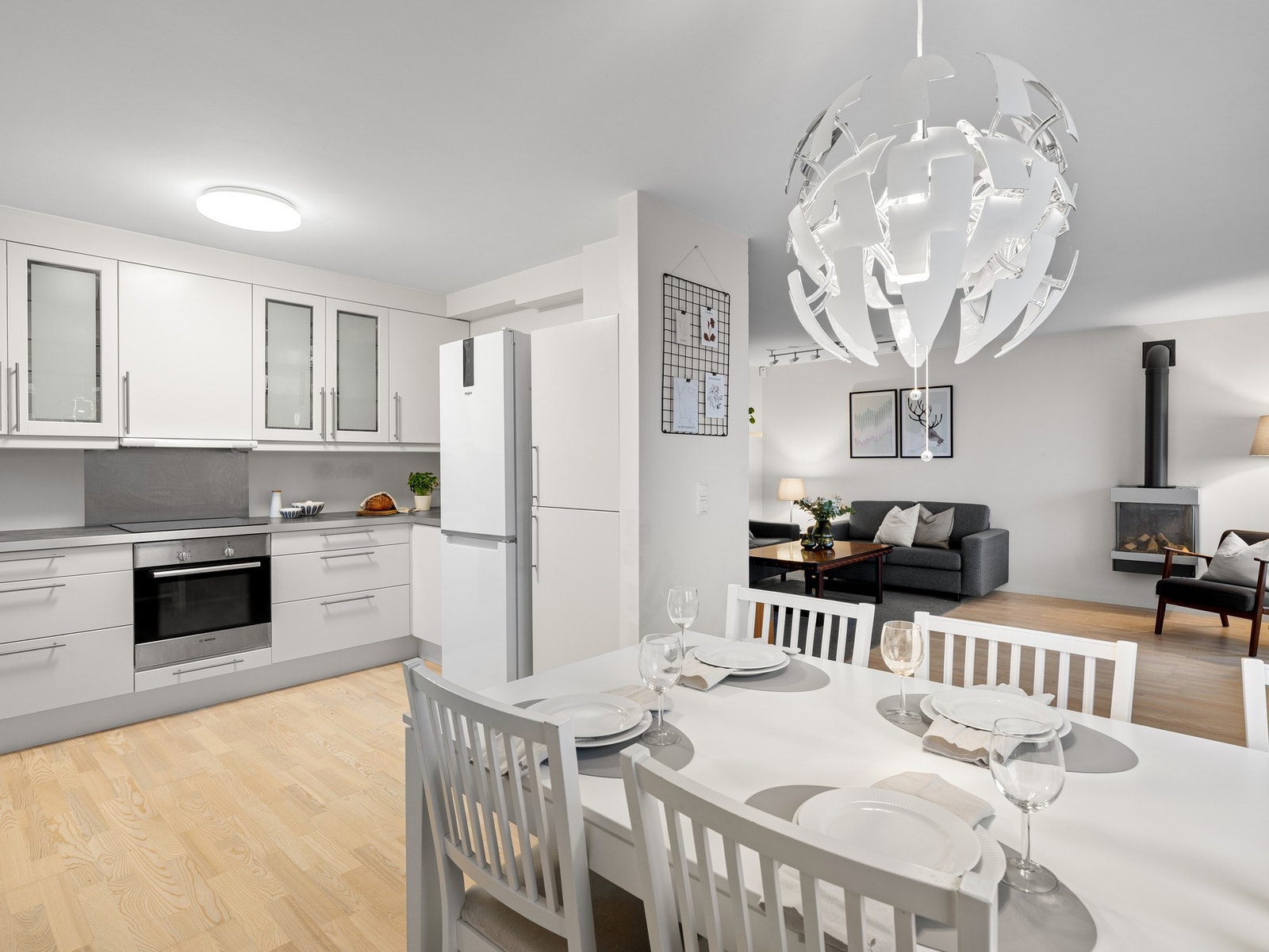 Kjøkkenet er utstyrt med hvitevarer som kjøleskap, oppvaskmaskin, stekeovn og platetopp. Galleribilde