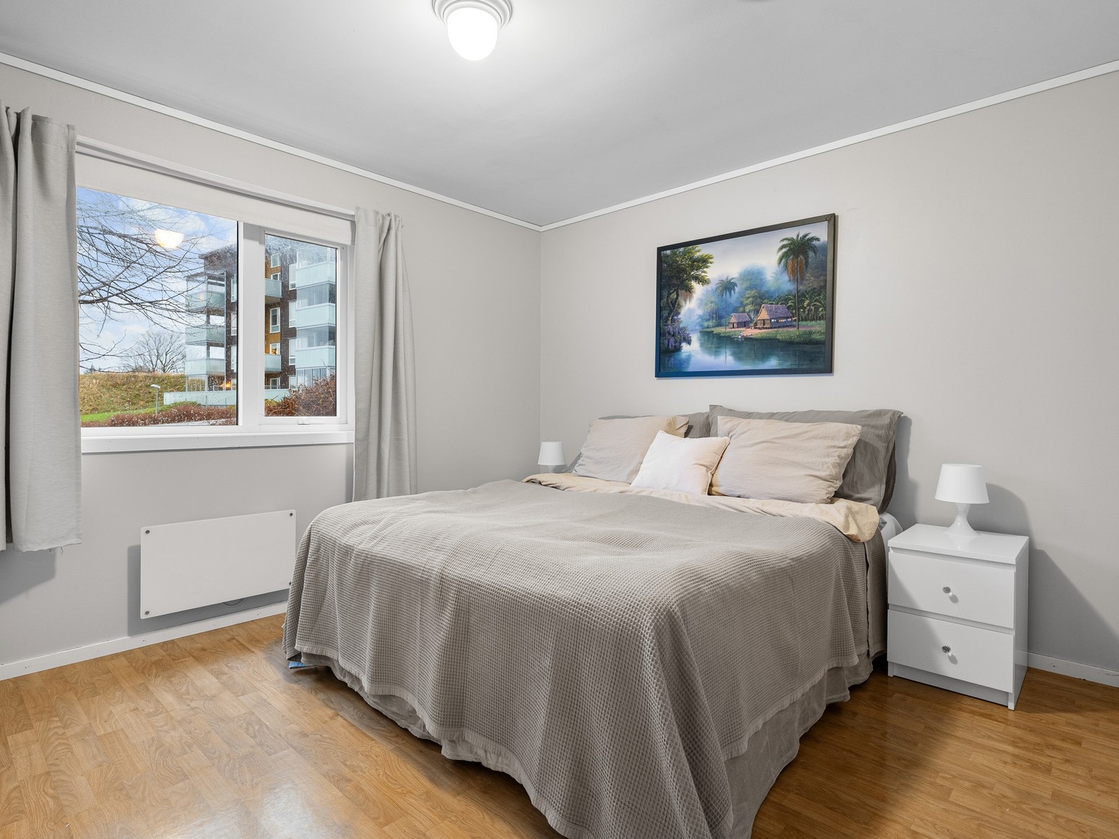 Hovedsoverommet gir plass til dobbeltseng og tilhørende møblement. Galleribilde