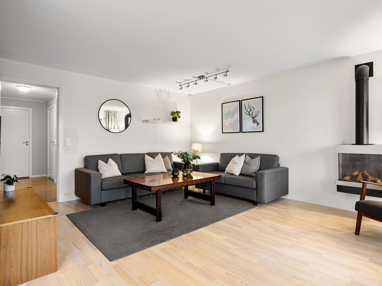 Stuen og kjøkkenet ligger i en delvis åpen løsning. Galleribilde