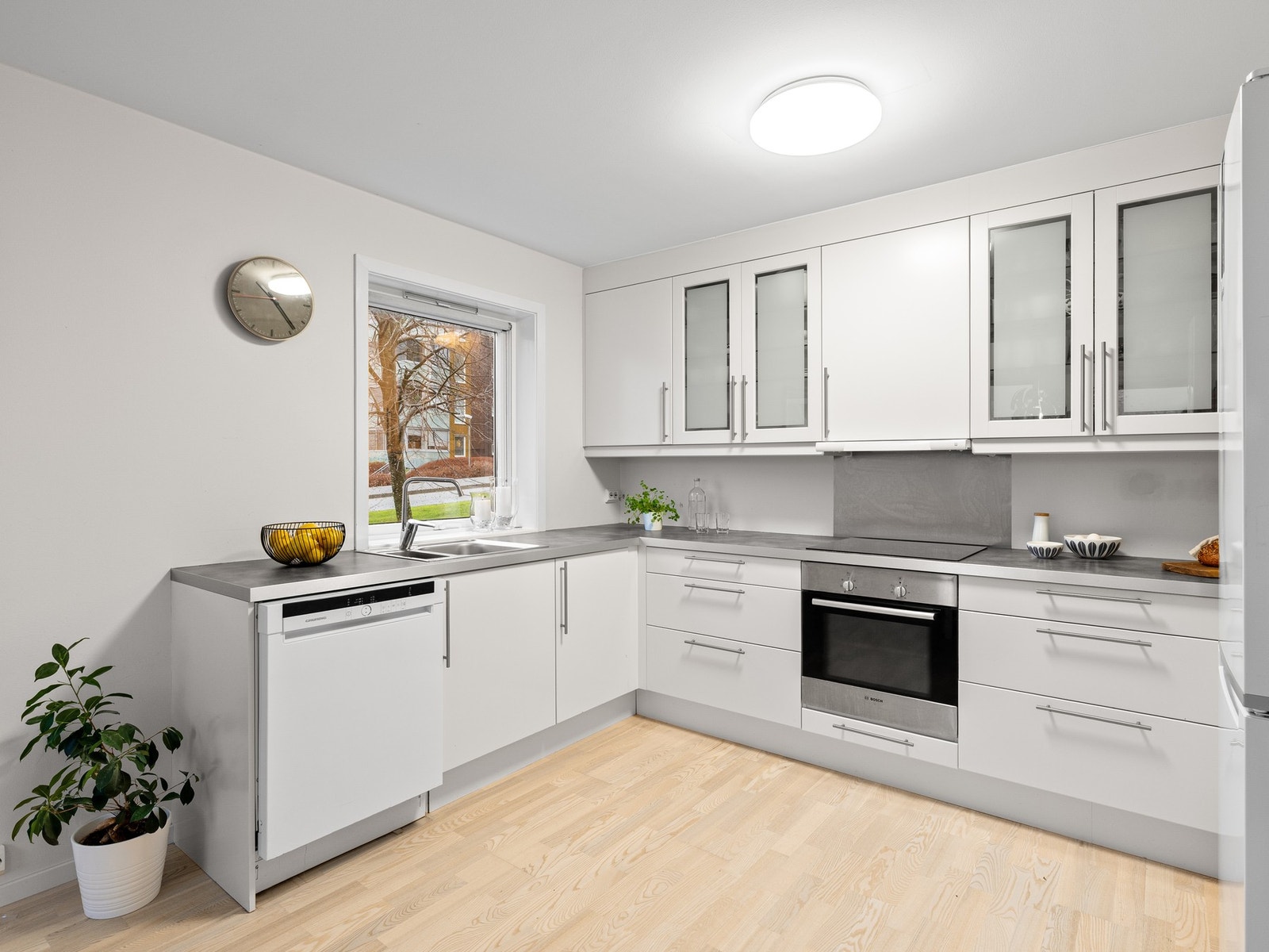 Det er godt med både skap- og skuffeplass, samt romslige og funksjonelle arbeidsflater på benken. Galleribilde