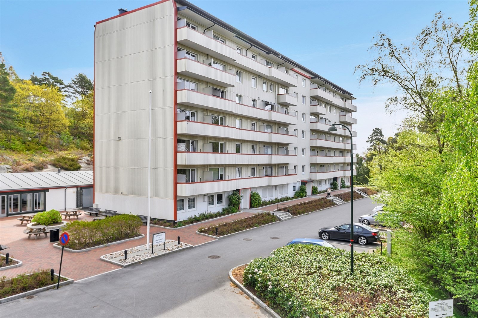 Velkommen til denne lyse og romslige leiligheten med solrik og skjermet beliggenhet, perfekt plassert sentralt i Vågsbygd! Her bor du sentralt, men samtidig rolig, med kort vei til alt du trenger i hverdagen. Galleribilde