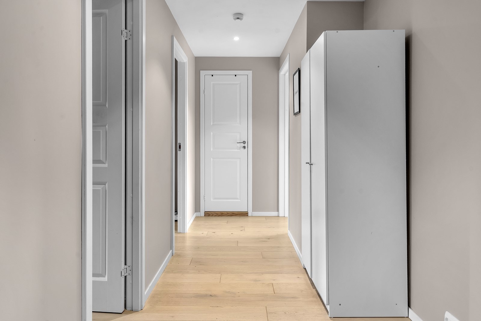 Her er det god plass til oppbevaring av yttertøy og sko samt et praktisk garderobeskap følger med. Galleribilde