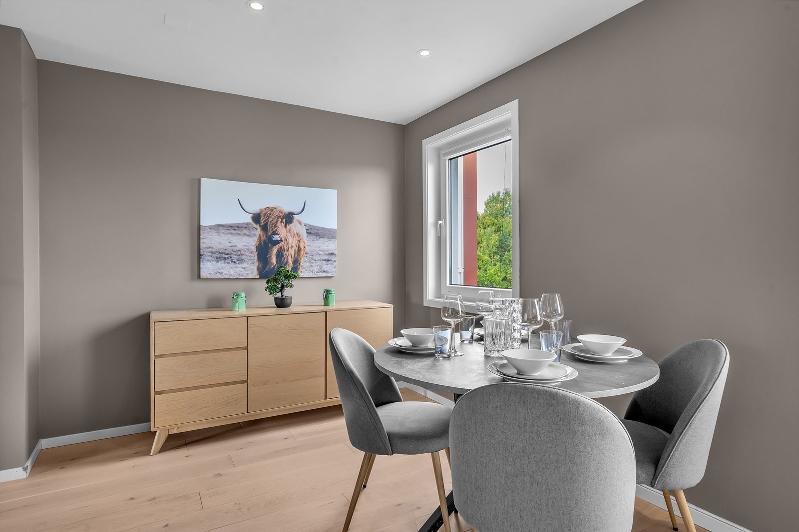 Det er også god plass til et spisebord hvor du kan nyte hyggelige måltider med familie og venner. Galleribilde