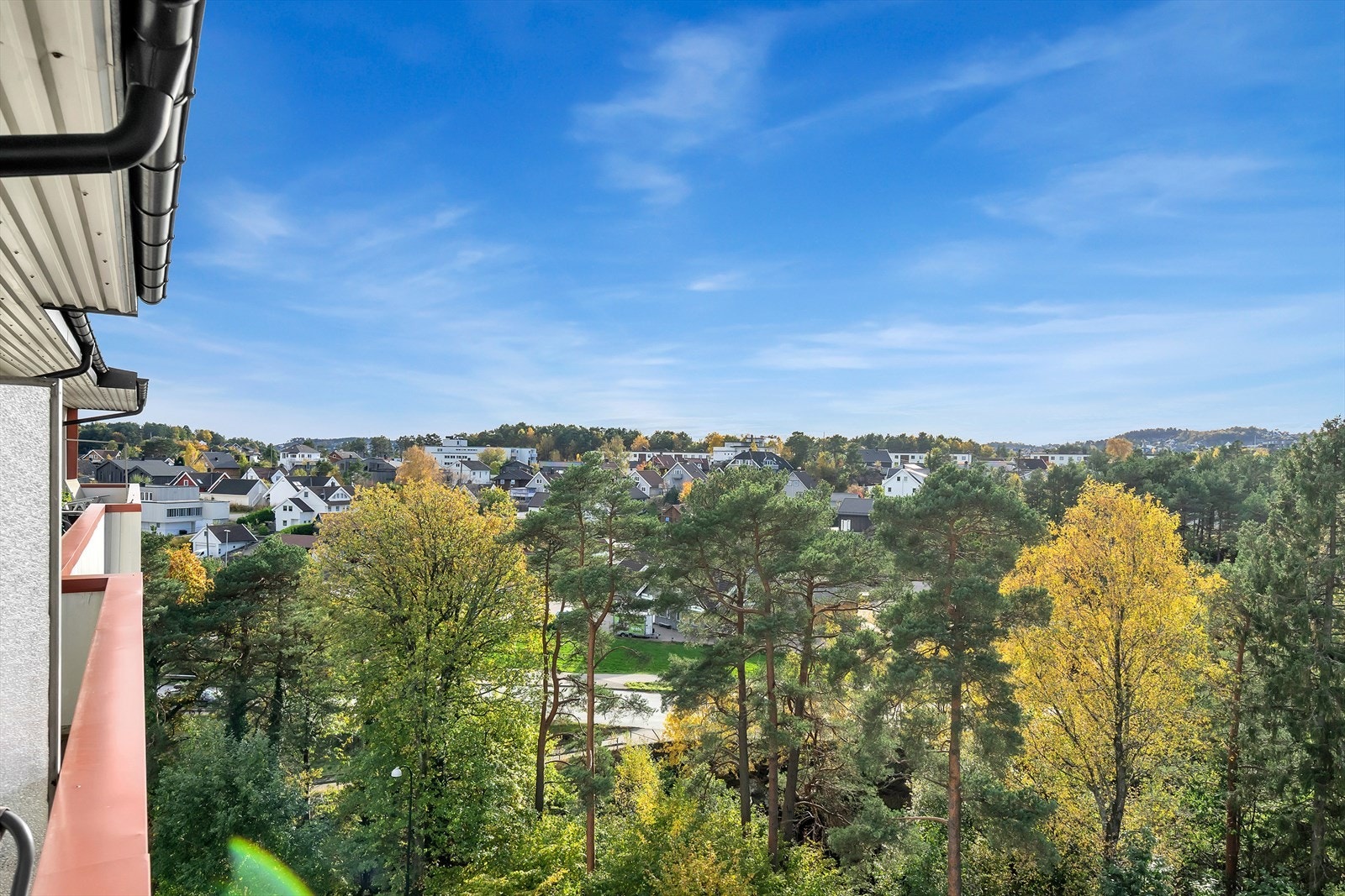 Balkongen ligger i toppetasjen og byr på en luftig utsikt over nærområdet, en perfekt kombinasjon av ro og trivsel. Galleribilde
