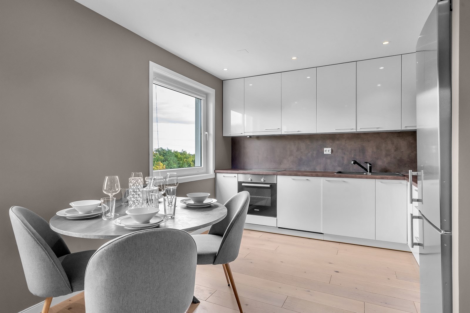 Kjøkkenet er stilrent og funksjonelt, med høykvalitets innredning fra anerkjente Strai. Galleribilde