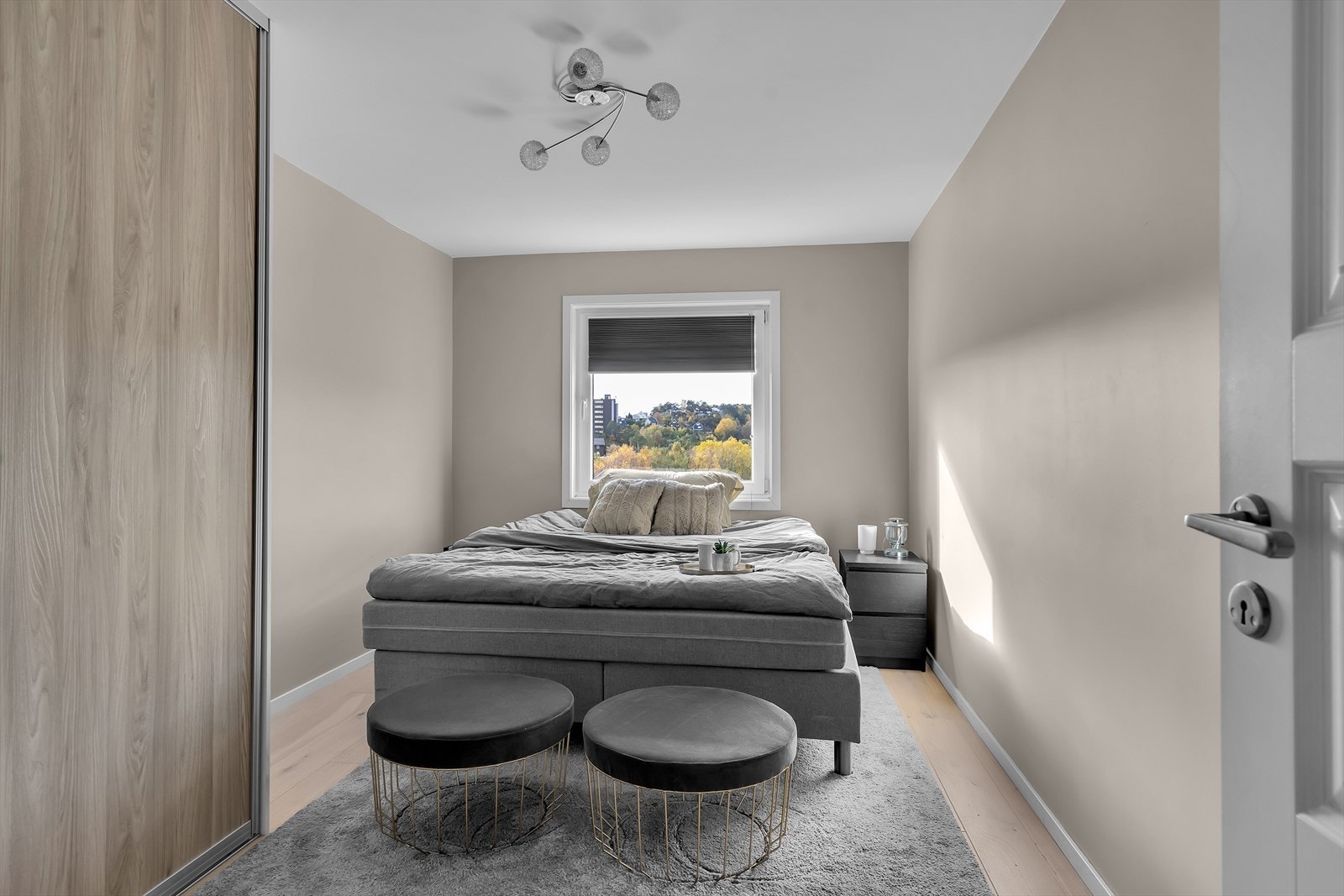 Leiligheten tilbyr to romslige og innbydende soverom med lune og behagelige fargevalg. Begge rommene har god plass til seng og garderobeløsning, hovedsoverommet er spesielt romslig med plass til dobbeltseng og en har praktisk skyvedørsgarderobe. Galleribilde