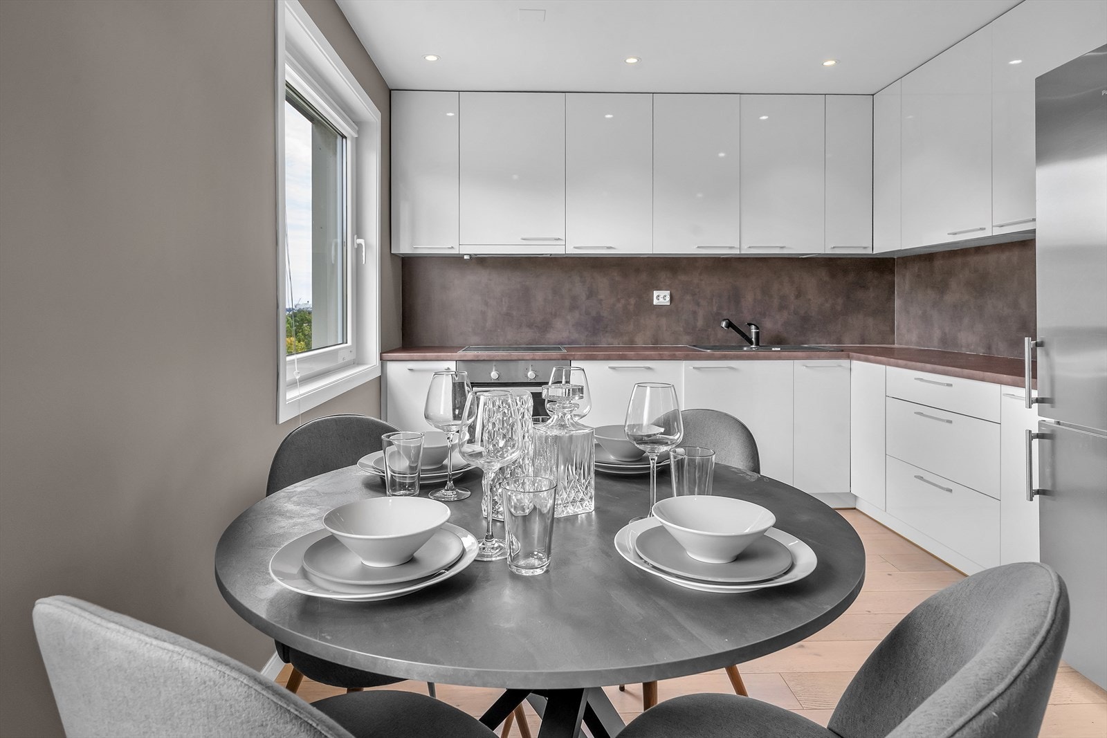 Taktspotter sørger for godt arbeidslys, samtidig som rommet oppleves lyst og innbydende. Galleribilde