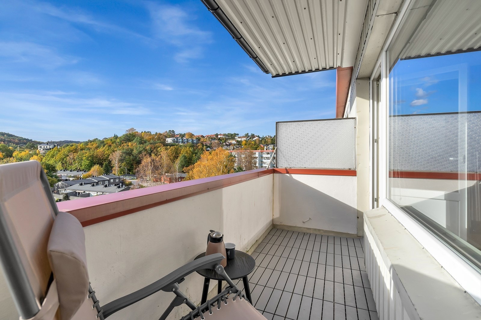 En solrik og vestvendt balkong som blir et naturlig samlingspunkt på varme sommerdager. Galleribilde