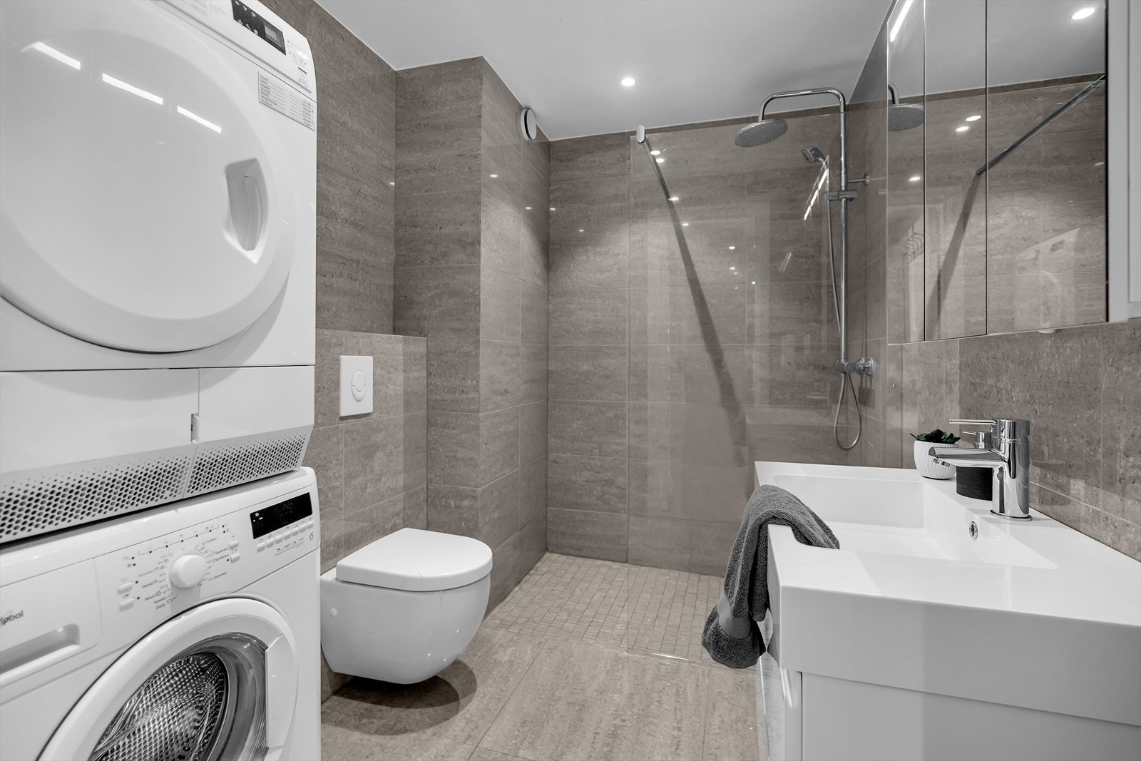 Baderommet er også utstyrt med opplegg til både vaskemaskin og tørketrommel, slik at alt ligger til rette for en praktisk hverdag. Taktspotter, mekanisk avtrekk og varmekabler i gulvet sørger for et lunt og behagelig inneklima året rundt. Galleribilde