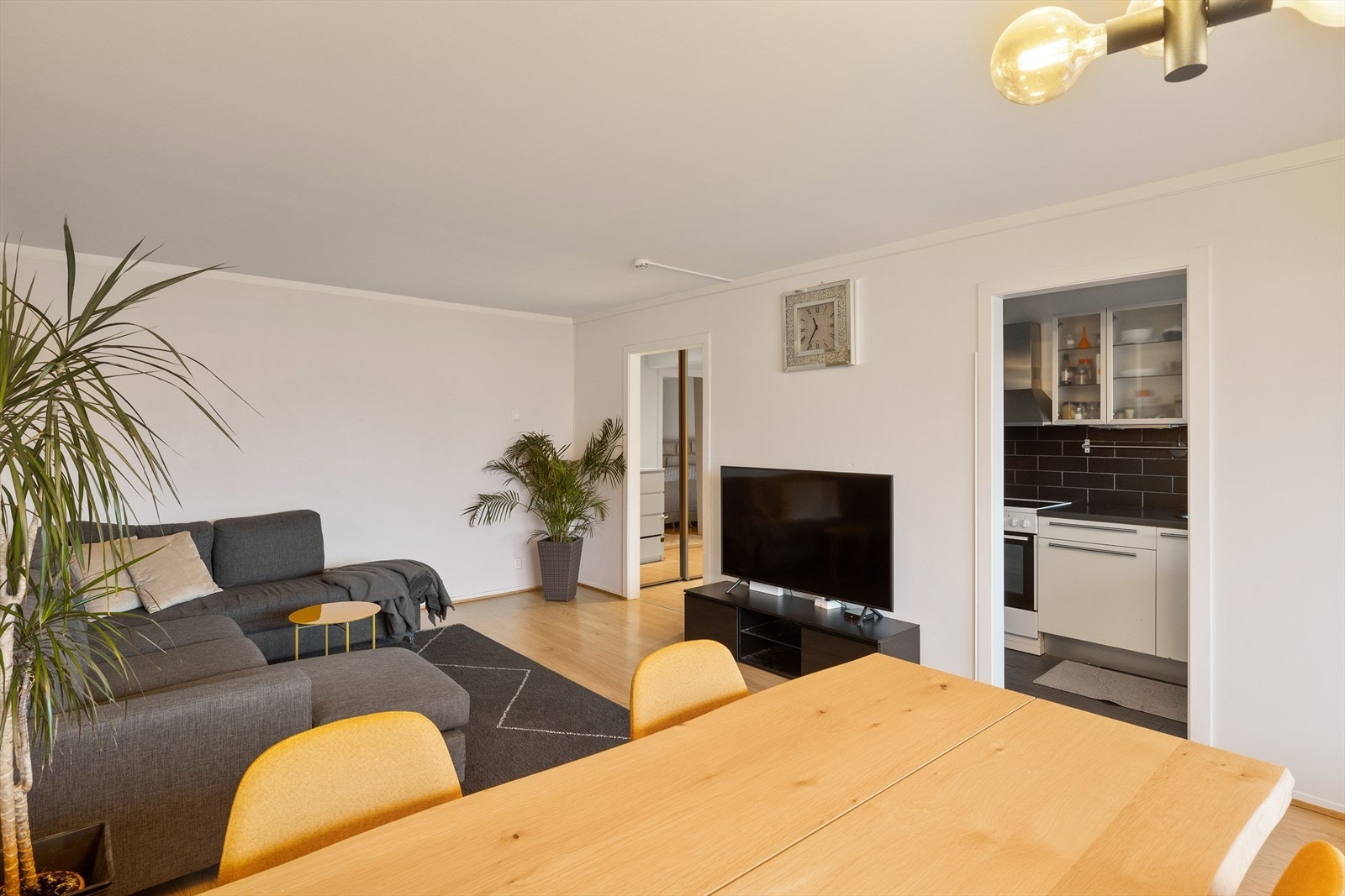 Praktisk planløsning med gjennomgang fra stue til kjøkken. Galleribilde