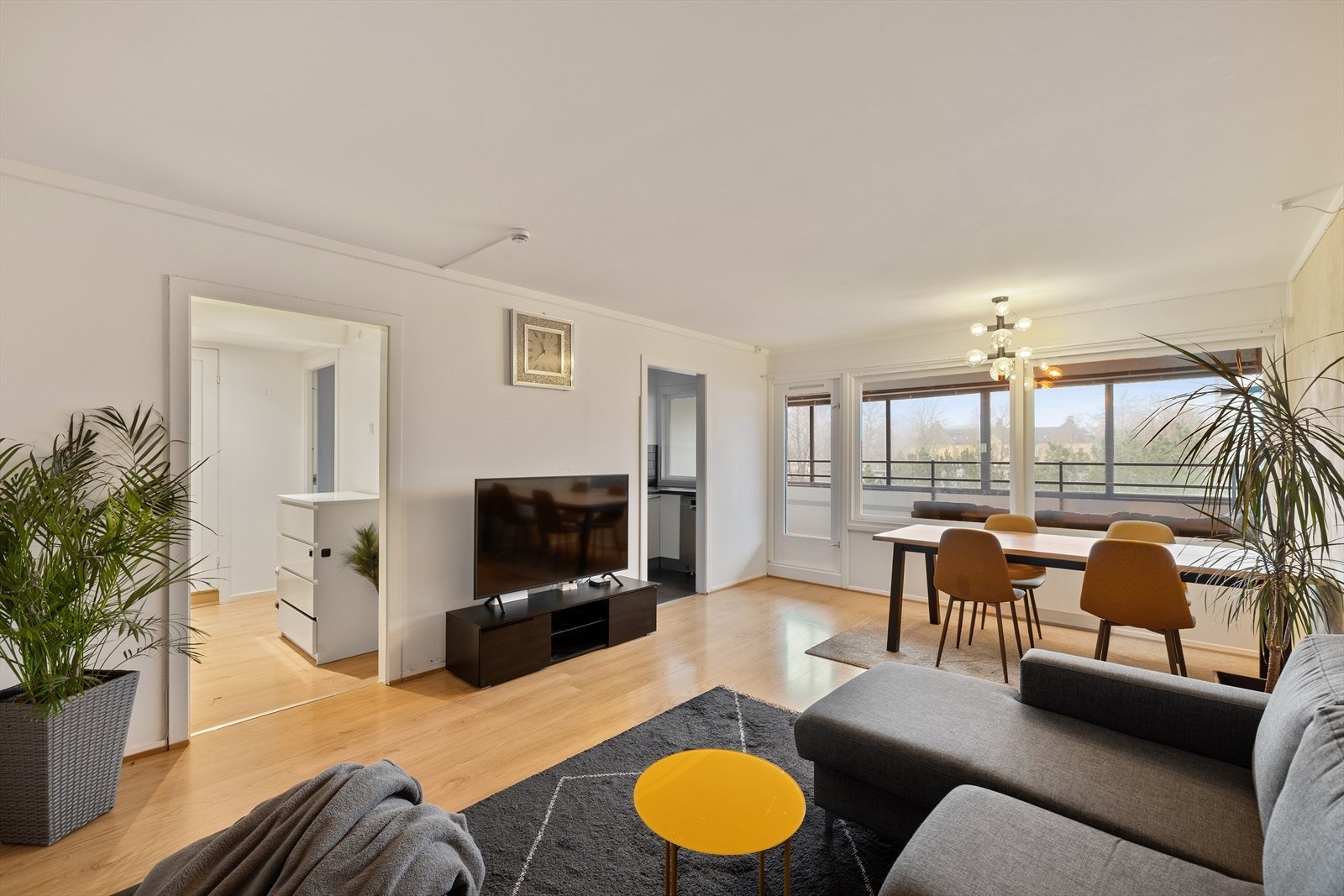 Velkommen til Tvetenveien 233. Presentert av Barry Khalidi og Eirik Halvorsen v/Nordvik Bolig. (Fotograf: Lise Helene Stigen) Galleribilde