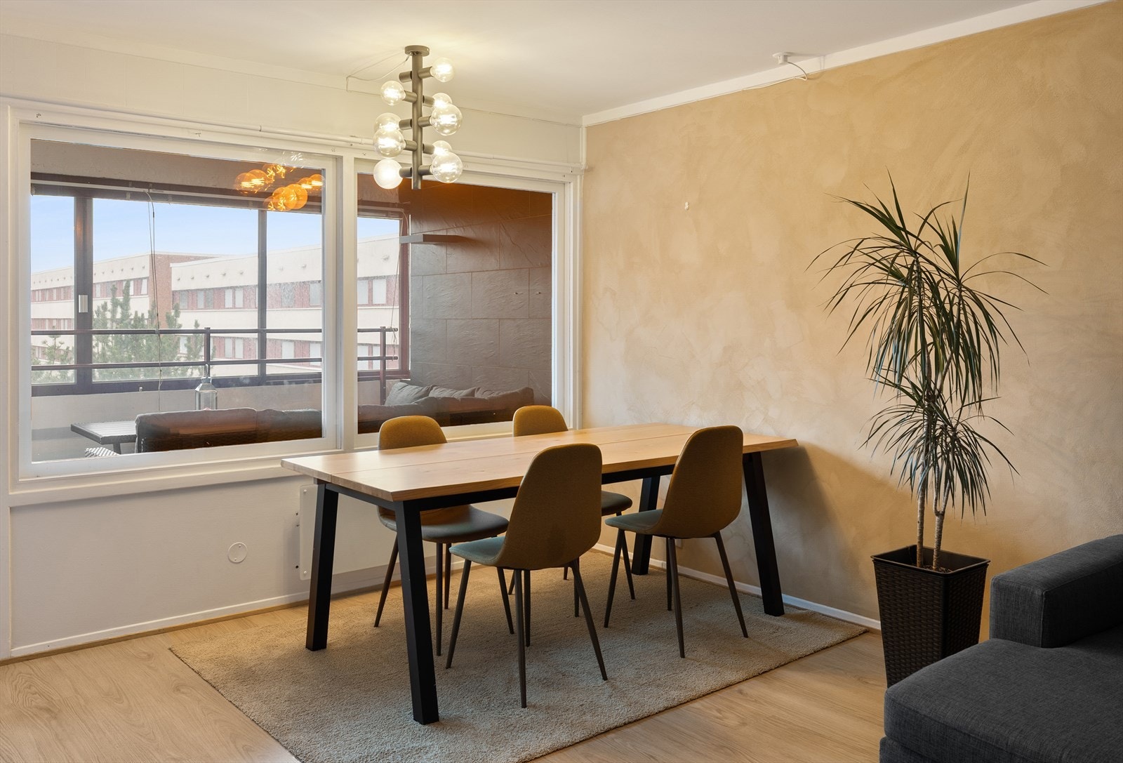 Store vindusflater som slipper inn godt med lys. Galleribilde