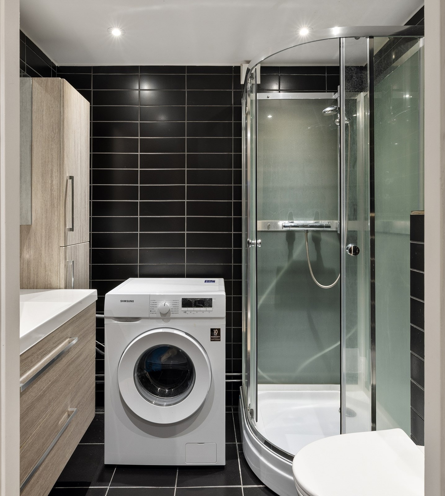 Badet er installert med gulvvarme og downlights. Galleribilde