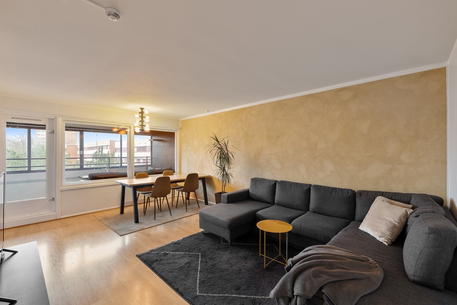 Stuen er romslig med god plass til både stor sofa og spisegruppe, og har direkte adkomst til en romslig innglasset balkong. Galleribilde