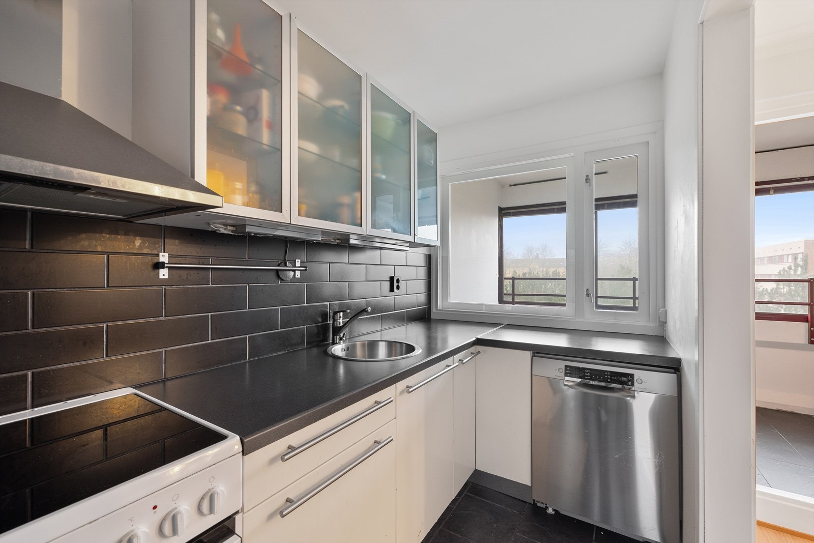 Enkel og praktisk kjøkkenløsning som gir et godt utgangspunkt for videre oppgraderinger. Galleribilde