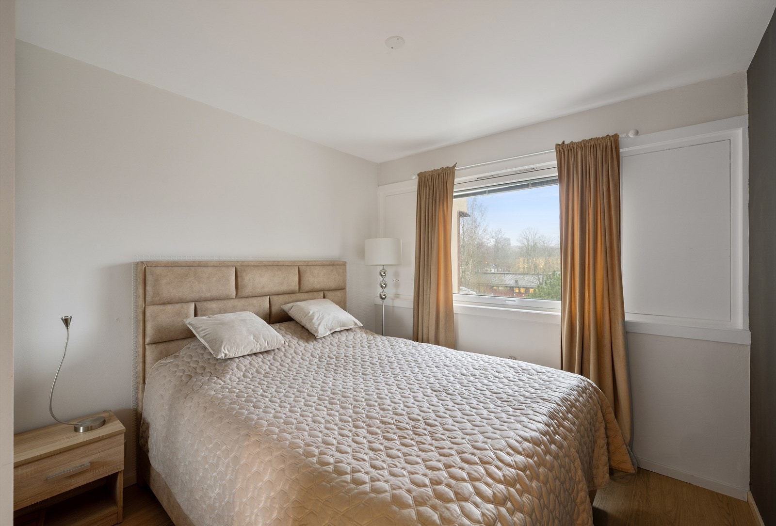 Romslig soverom med god plass til stor seng og oppbevaring. Galleribilde