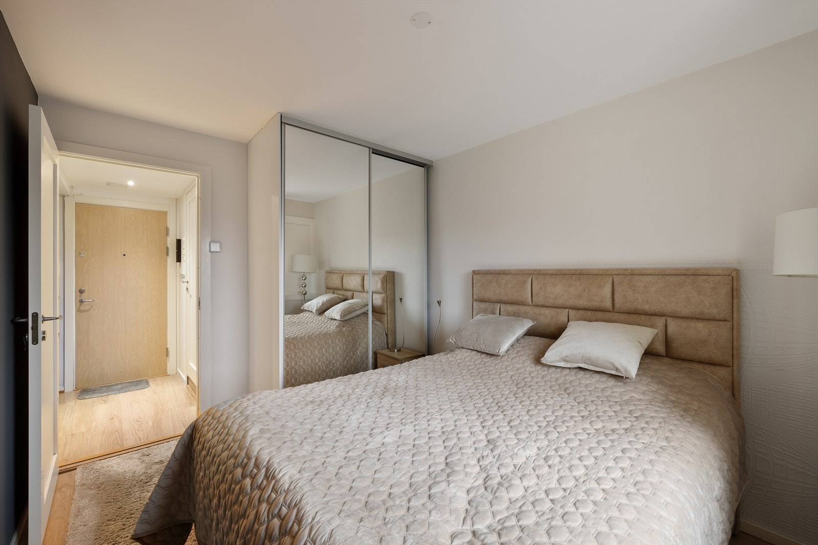 Gjennomtenkt garderobeløsning for optimal oppbevaring. Galleribilde