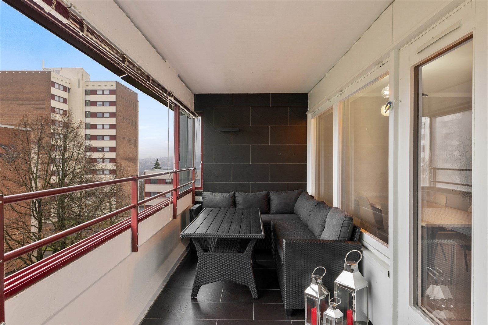 Balkongen er sydvestvendt og har hyggelig utsikt og gode solforhold. Galleribilde