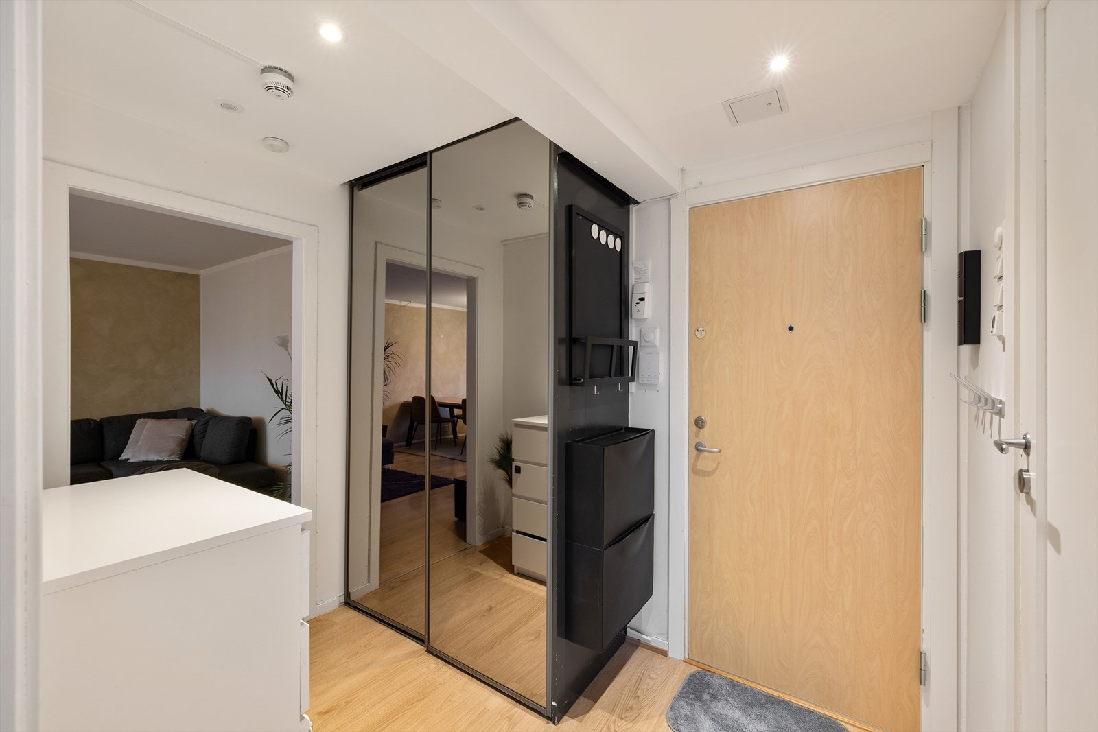 Innbydende entré med stor skyvedørsgarderobe med speilfronter. Galleribilde