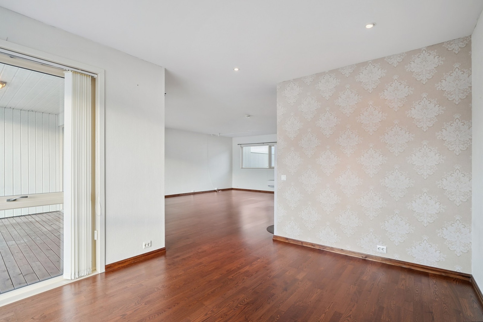 Det er parkett på gulvet og på veggene er det malte tapetsere vegger. Ledspotter i slett malt tak. Galleribilde