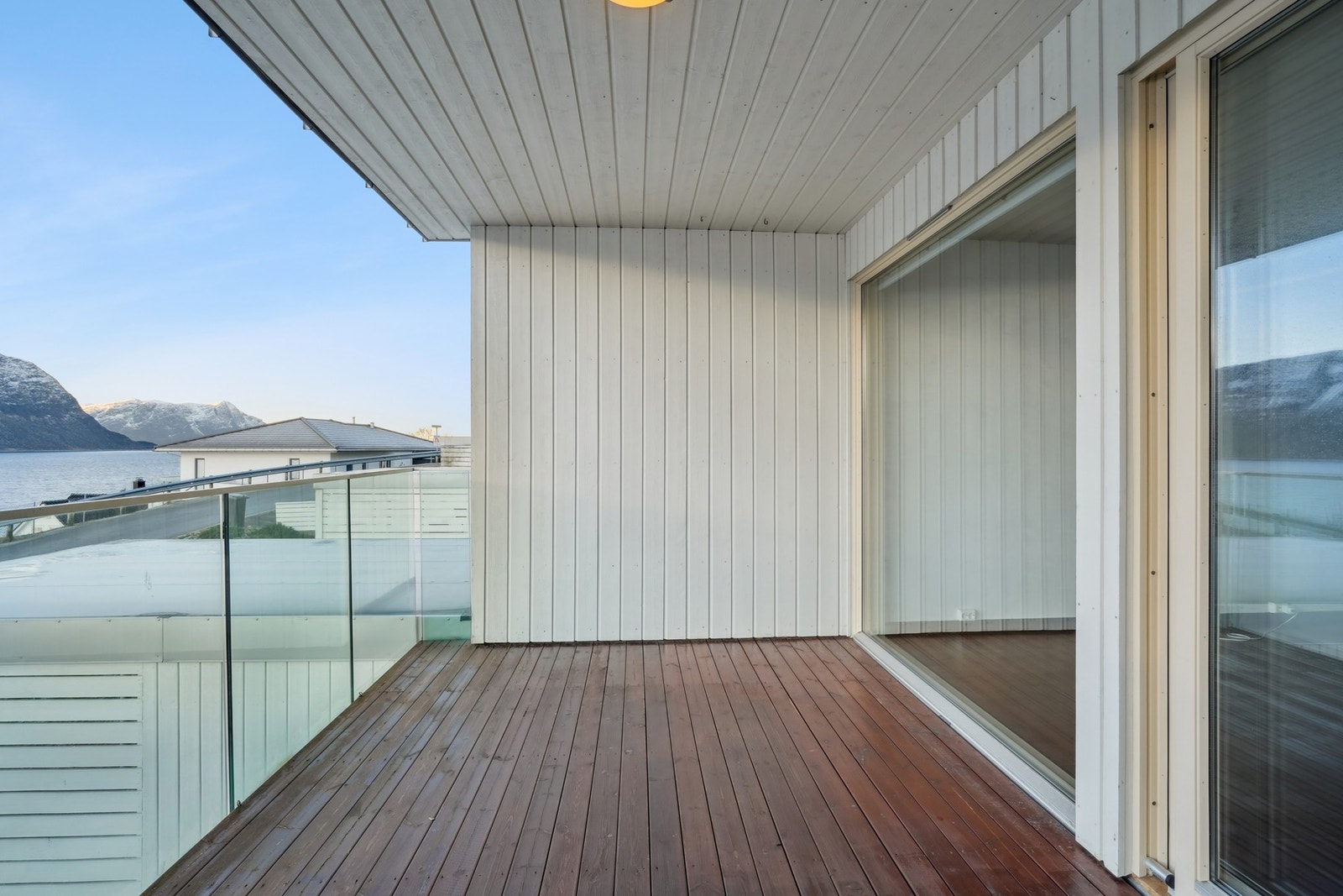 Det er plass til å møblere med sittegruppe. Verandaen har et areal på ca. 11 kvm. Galleribilde