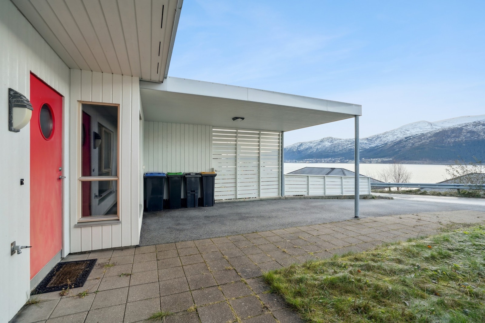 Hyggelig inngangsparti med overbygg og utebelysning montert. Lettvint tilkomst med parkering i carport Galleribilde