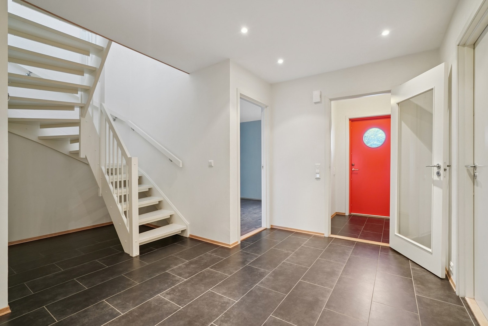 Entré og gang med gulvvarme. Plass til oppbevaring av yttertøy og sko. Galleribilde