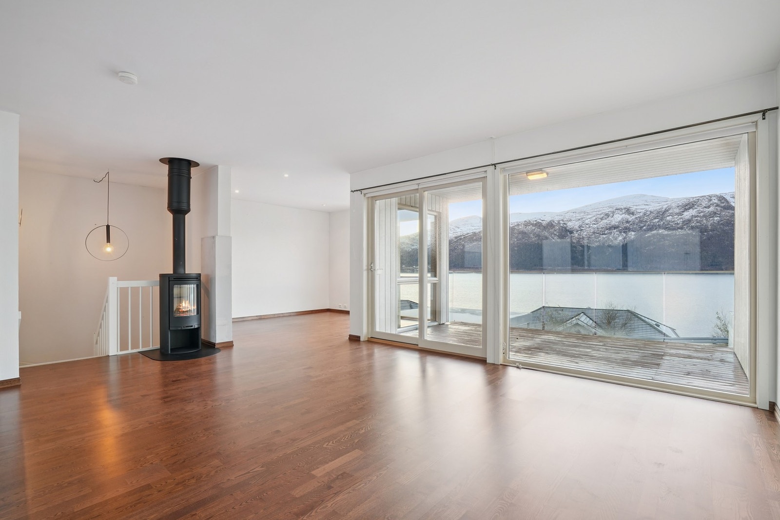 Det er god plass til å møblere med sitte og spisegruppe på stuen. Galleribilde