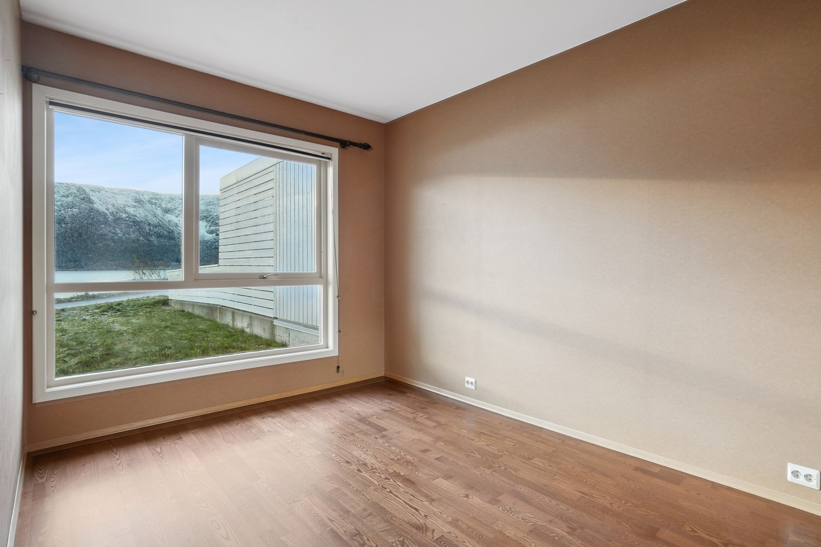 Soverom nr 2 med plass til seng og nattbord. Gardinstang medfølger i handelen. Galleribilde