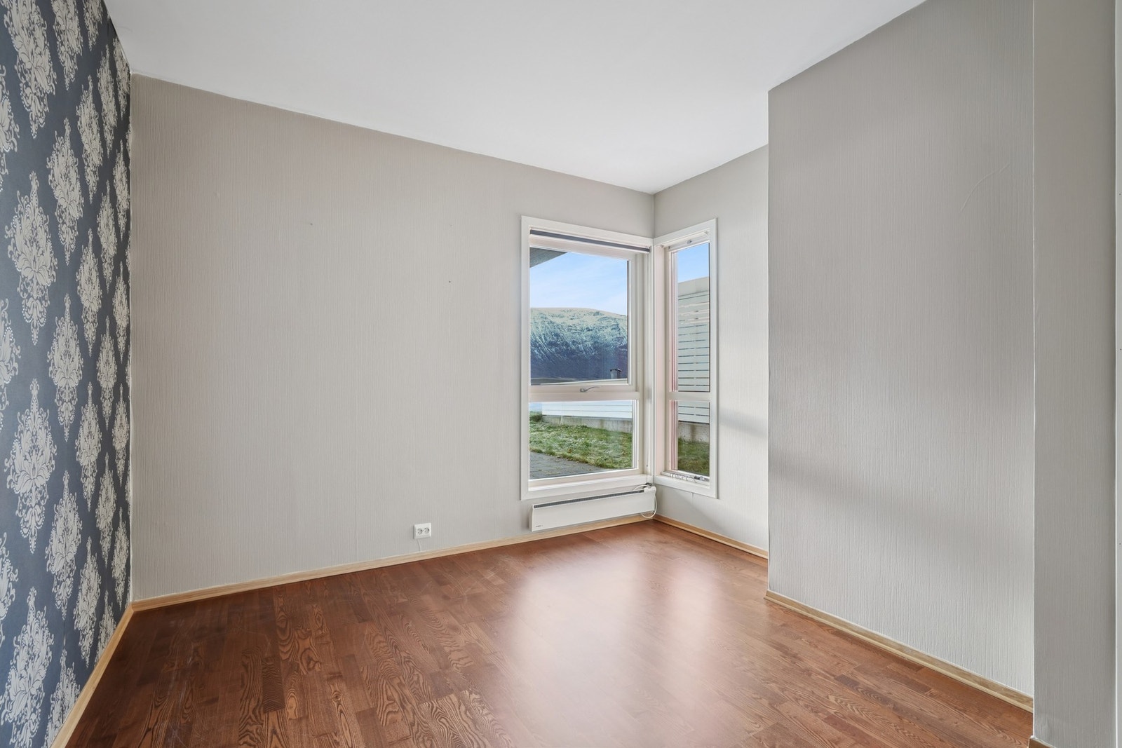 Hovedsoverom med plass til dobbeltseng og nattbord. Panelovn medfølger i handelen. Galleribilde