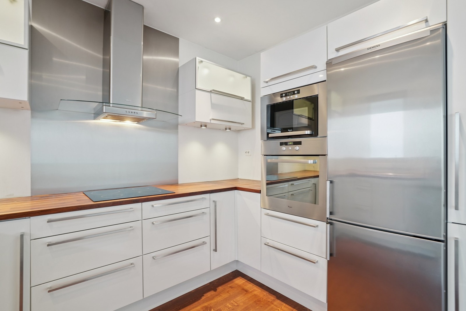 Det er integrerte hvitevarer som oppvaskmaskin, stekeovn, micro, induksjonstopp og plass for kjøl/fryseskap. Kjøkkenventilator med avtrekk ut. Galleribilde