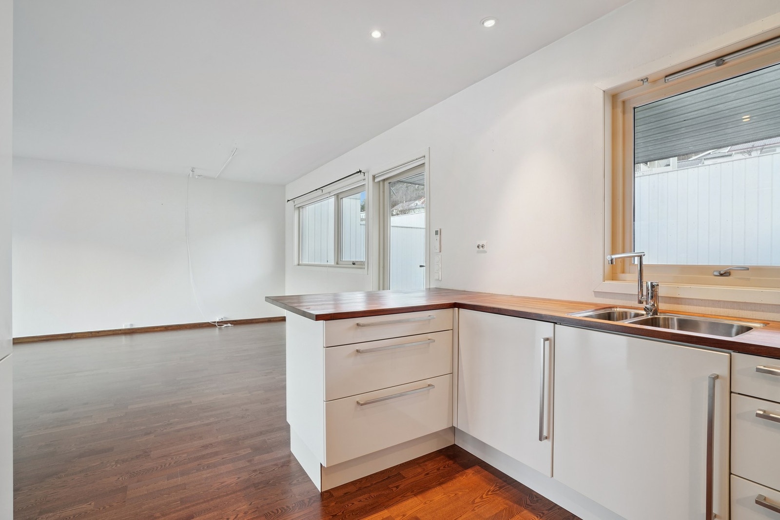 Benkeplaten er av heltre med underlimt oppvaskkum. Galleribilde