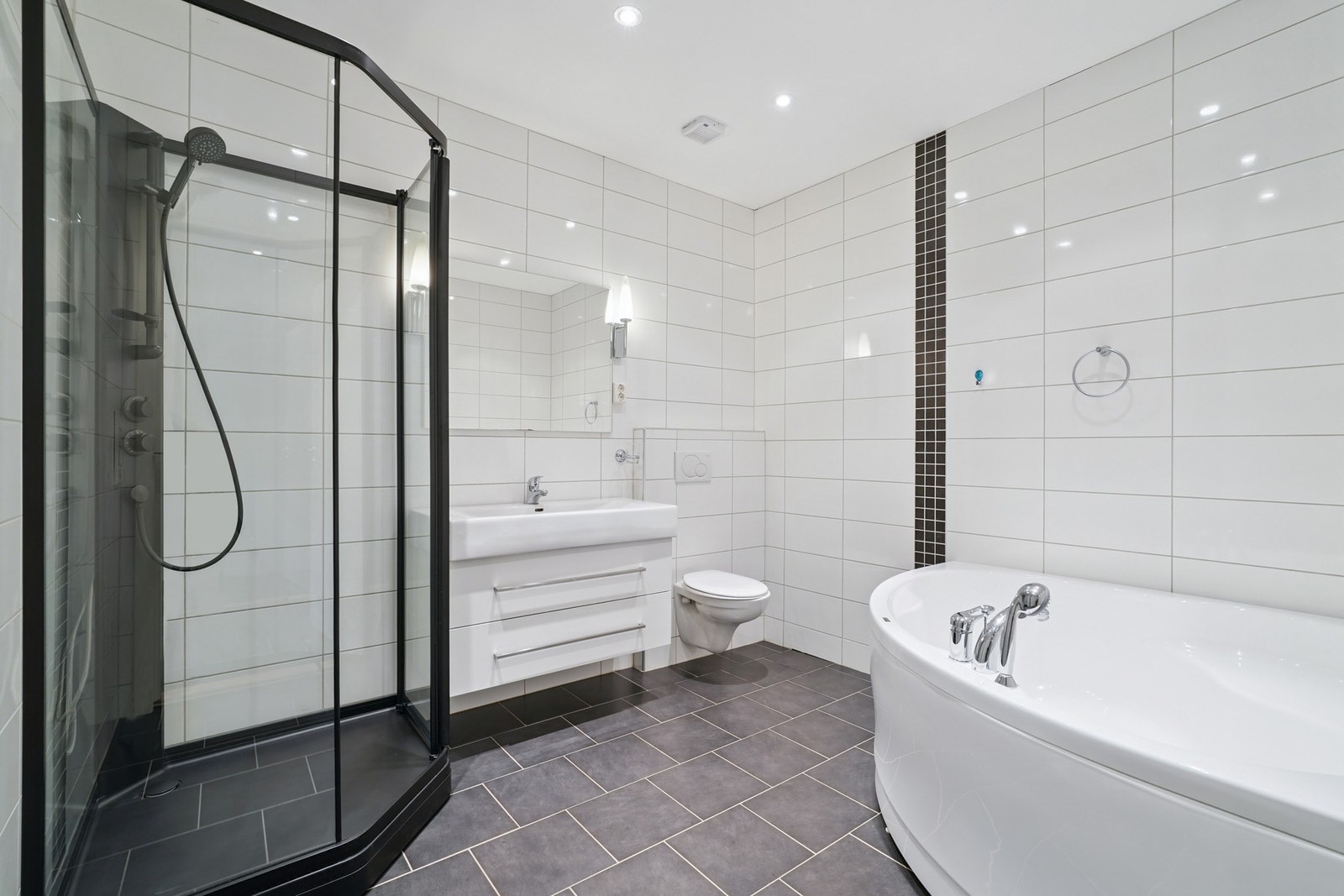 - og baderomsinnredning med skuffefronter og helstøpt servant. Speil og belysning over. Galleribilde