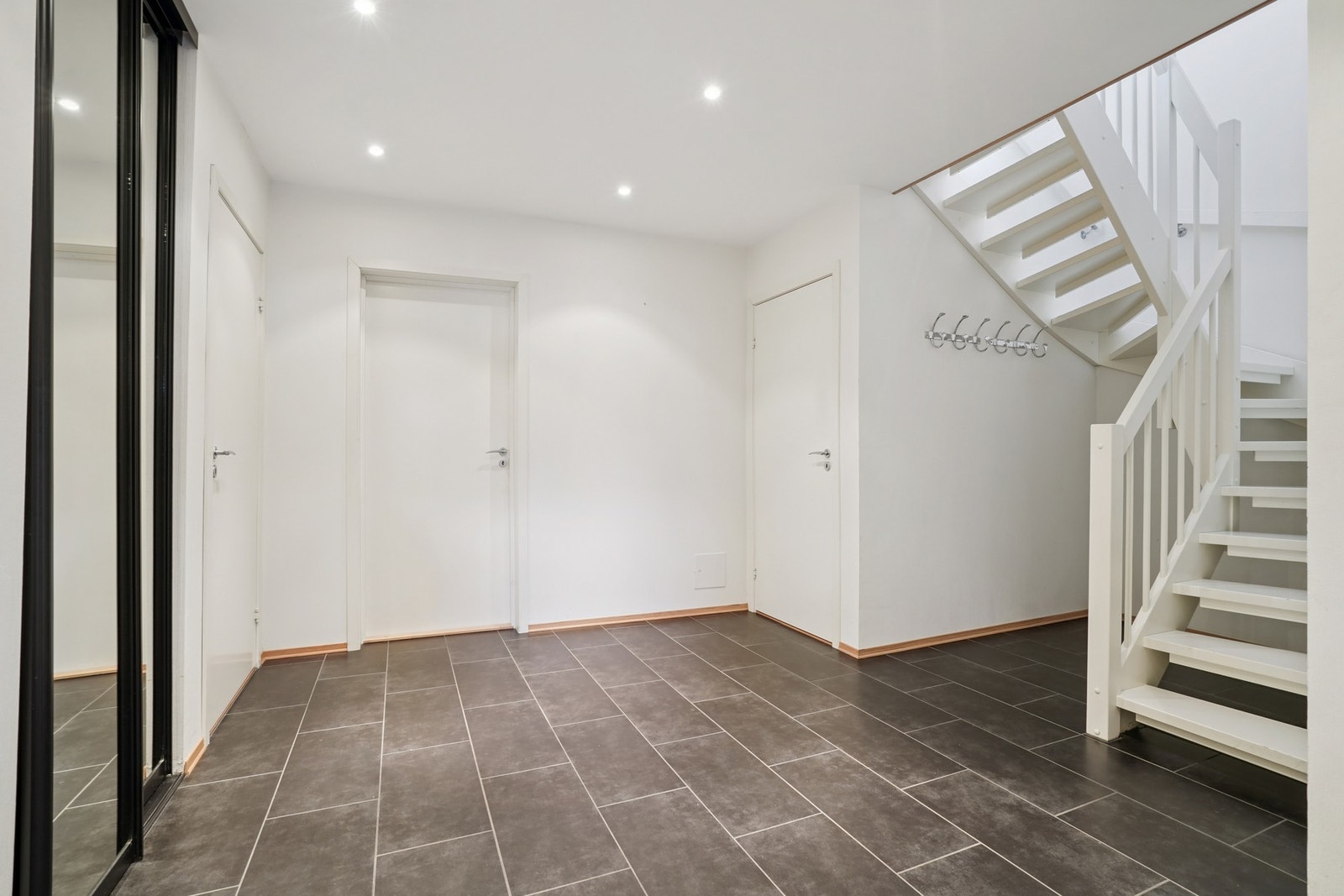 Det er montert skyvedørsgarderobe med speildører for god oppbevaring. Ledspotter i himling Galleribilde