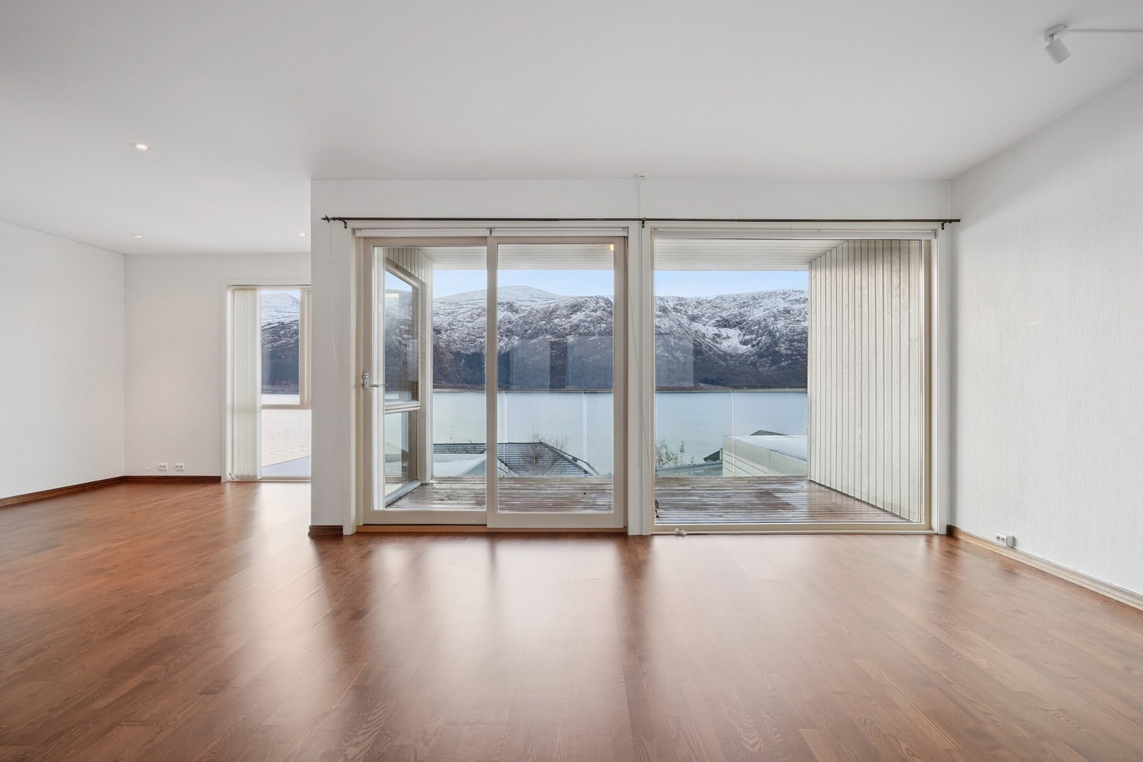 Det kommer godt med naturlig lys inn fra sørvendte vindusflatene. Fra stuen er det utgang til en veranda. Galleribilde