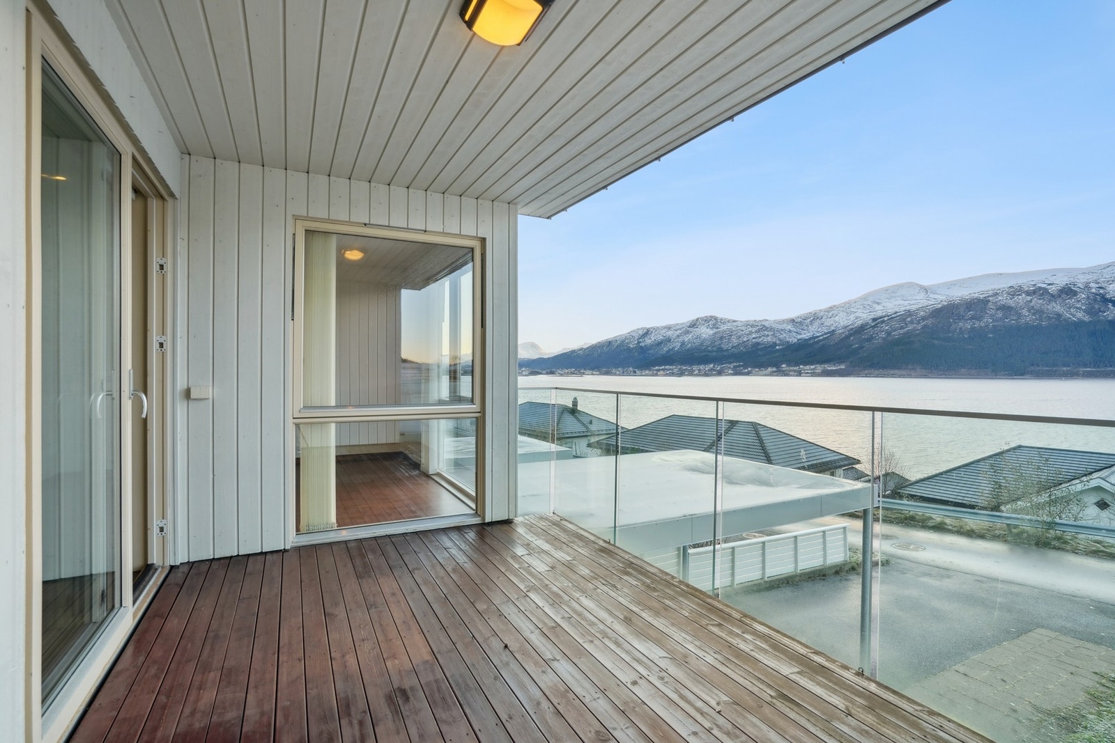 Verandaen har overbygg med takbelysning og kontakt på veggene. Vakker utsikt mot mektige Sunnmørsfjell. Galleribilde
