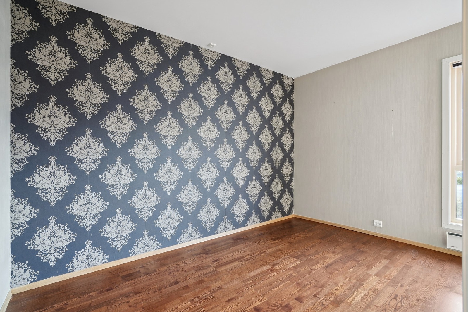 Det er parkett på gulvet, og på veggene er det malte flater og tapet. Galleribilde