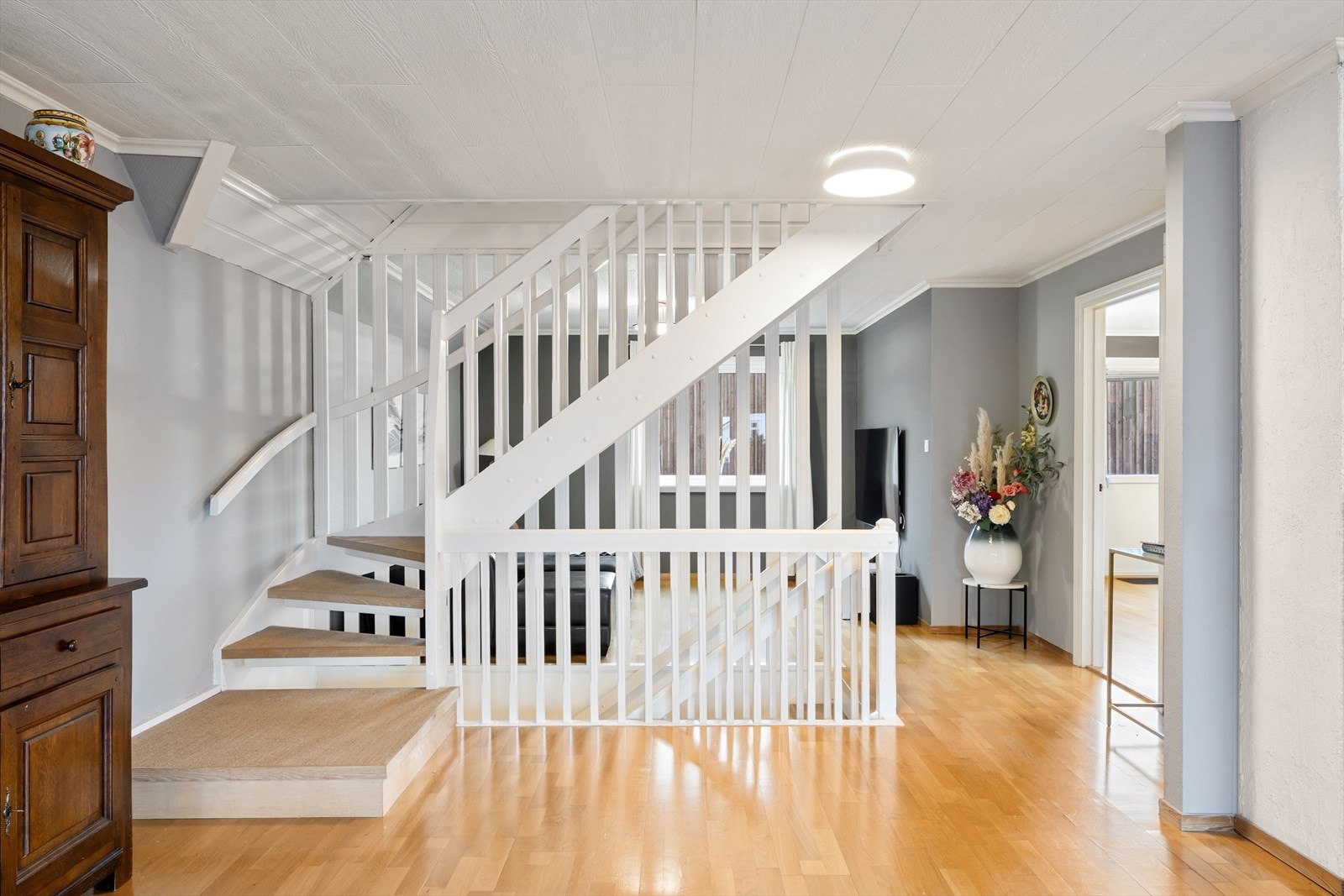 Tv- stue hvor trappa fungerer som fin romdeler. Galleribilde