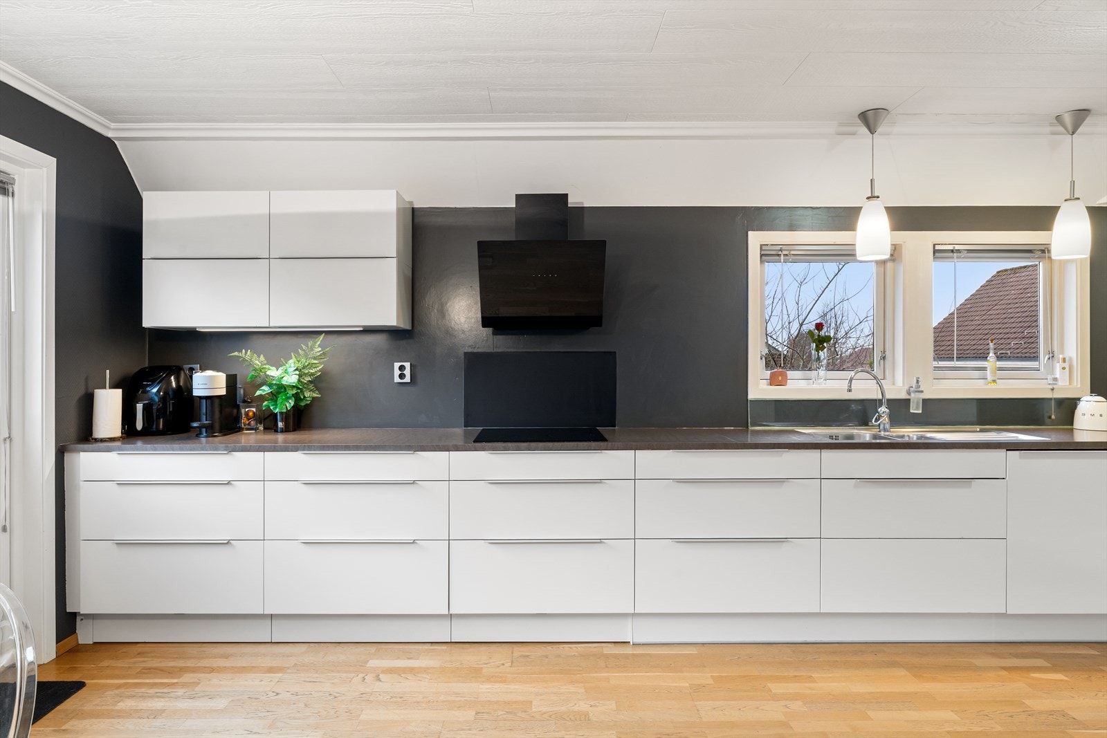 Lekkert kjøkken med spiseplass og utgang til balkong og hage. Hvit slett kjøkkeninnredning fra HTH, ny i 2010 med meget god skap og benkeplass. Integrert stekeovn, keramisk topp og oppvaskmaskin, samt kjøleskap medfølger. Stilig kjøkkenvifte ny i 2022. Galleribilde